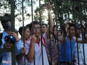 Người hâm mộ quây kín cổng VFF để đòi mua vé xem U19