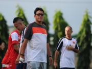 Trưởng đoàn U19 VN chấn thương vì cổ vũ quá sung