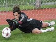 SỐC: Thủ thành tội nghiệp bị lừa uống … nước tiểu