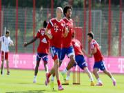 Dàn sao Bayern luyện tập với... thùng rác