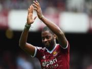 Alex Song mượn Gerrard để "dìm hàng" Suarez