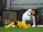 Balotelli gặp "thanh niên cứng" trong trận thua của Liverpool