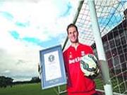 Ghi bàn từ cự ly không tưởng, thủ môn Begovic lập kỷ lục Guinness