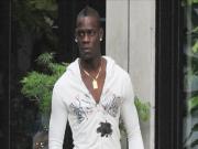 Balotelli khoe nhà mới có sân bóng mini