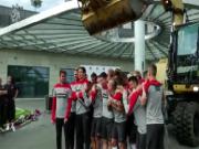 Tuyển Ba Lan dùng ... cần cẩu để chơi trò dội nước đá siêu độc