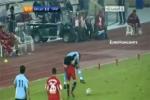 Hài hước Ribery cõng luôn cả cầu thủ đối phương vì bị kèm chặt
