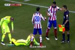 Jordi Alba bị trọng tài biên hạ gục trên sân