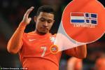 Memphis Depay ê mặt vì mặc nhầm áo đấu