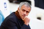 Chelsea sa thải, Mourinho vẫn ở lại London và... làm đồng nghiệp của Gary Neville