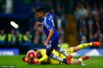 Cận cảnh pha ăn vạ kiếm 11m bất thành của Falcao ở trận Chelsea 1-3 Southampton