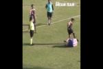 Clip sốc: Đối phương nằm sân vẫn sút thẳng mặt trả đũa