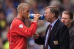 Beckham sợ Sir Alex tới mức phải tự tay cạo trọc đầu trong... toilet