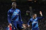 Fan M.U bị sờ gáy vì cái tội xúc phạm Welbeck