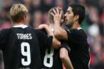 Suarez đá cặp Torres trong ngày tri ân Gerrard