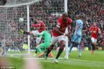 Tiền vệ Ashley Young thăng hoa ra sao ở derby thành Manchester