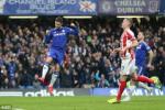 Nhọc nhằn đả bại Stoke nhờ ngôi sao Hazard, Chelsea vững vàng trên ngôi đầu