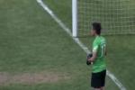 Thủ môn bị thủng lưới vì... mải uống nước
