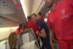 Dàn sao Arsenal thi nhau pha trò trên máy bay