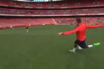 Trung vệ Arsenal thách thức ngôi sao Ronaldo bằng siêu phẩm rabona khó tin
