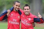 HLV Wenger vui mừng khi trói chân được Walcott và Cazorla