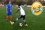 Video clip bóng đá hài: Những tình huống cầu thủ tự đá bóng vào mặt