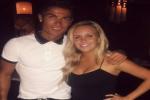 Nữ CĐV may mắn nhất quả đất: Vừa được ăn tối vừa được hôn ngôi sao Ronaldo