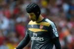 Đàn anh Arsenal động viên Petr Cech sau ngày ra mắt thảm họa