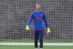 Sao Chelsea muốn De Gea làm lành với M.U