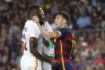 Messi bóp cổ, húc đầu cầu thủ Roma là chuyện bình thường