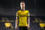 Marco Reus trổ tài bịt mắt sút phạt trúng xà ngang