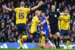 HLV Scunthorpe: “Trọng tài giúp Chelsea giành chiến thắng”