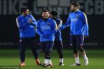 Messi vui vẻ xỏ háng Suarez ở buổi tập đầu năm 2016 của Barca