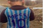 Mặc “áo rác” in tên Messi, fan nhí gây bão mạng