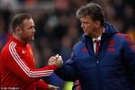 Rooney bất ngờ lên tiếng bảo vệ thầy Van Gaal