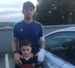 Cầu thủ bóng đá mất nghiệp vì ... vướng nhẫn vào bờ rào