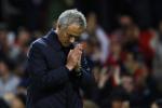 Mourinho chắp tay, cúi rạp đầu, xin lỗi người hâm mộ