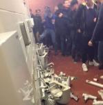 CĐV Man City hung hăng đập phá toilet tại sân Old Trafford