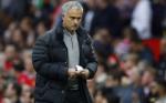 CĐV MU bàn tính thuê máy bay giăng biểu ngữ đòi Mourinho ra đi