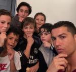 Con trai Ronaldo rủ đám bạn thân “nhái lại” kiểu ăn mừng của bố