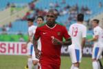 Tiền đạo Boaz Solossa nôn thốc nôn tháo trước trận gặp Việt Nam