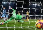 Cech tố bàn thắng quyết định của Man City không hợp lệ