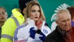 Người đẹp mặc áo Chelsea tiết lộ lý do đi xem trận Everton - M.U