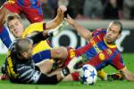"Thánh" Bendtner từng cứu vãn sự nghiệp của Mascherano tại Barca