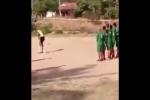 Màn đánh gót đá phạt thành bàn bá đạo nhất quả đất