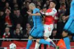 Wenger xác nhận Chamberlain chấn thương đầu gối nghiêm trọng