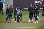 Fan nhí sung sướng khi được tập chung cùng dàn sao Barca