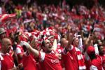 Arsenal nhận bài học từ Leicester: Đừng “bóp cổ” người hâm mộ