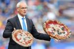 Khách ăn pizza được các ngôi sao của Leicester phục vụ tận bàn