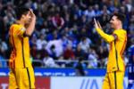 Suarez dỗ dành Messi sau khi cướp “vai chính” tại Barca