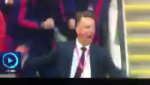 HLV Van Gaal ăn mừng như điên dại sau bàn thắng của Lingard